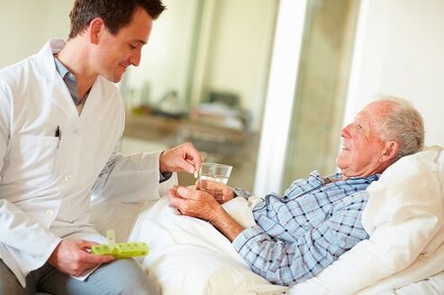 The doctor gives a pill for prostatitis